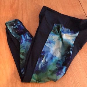 Athleta Navy print tight.